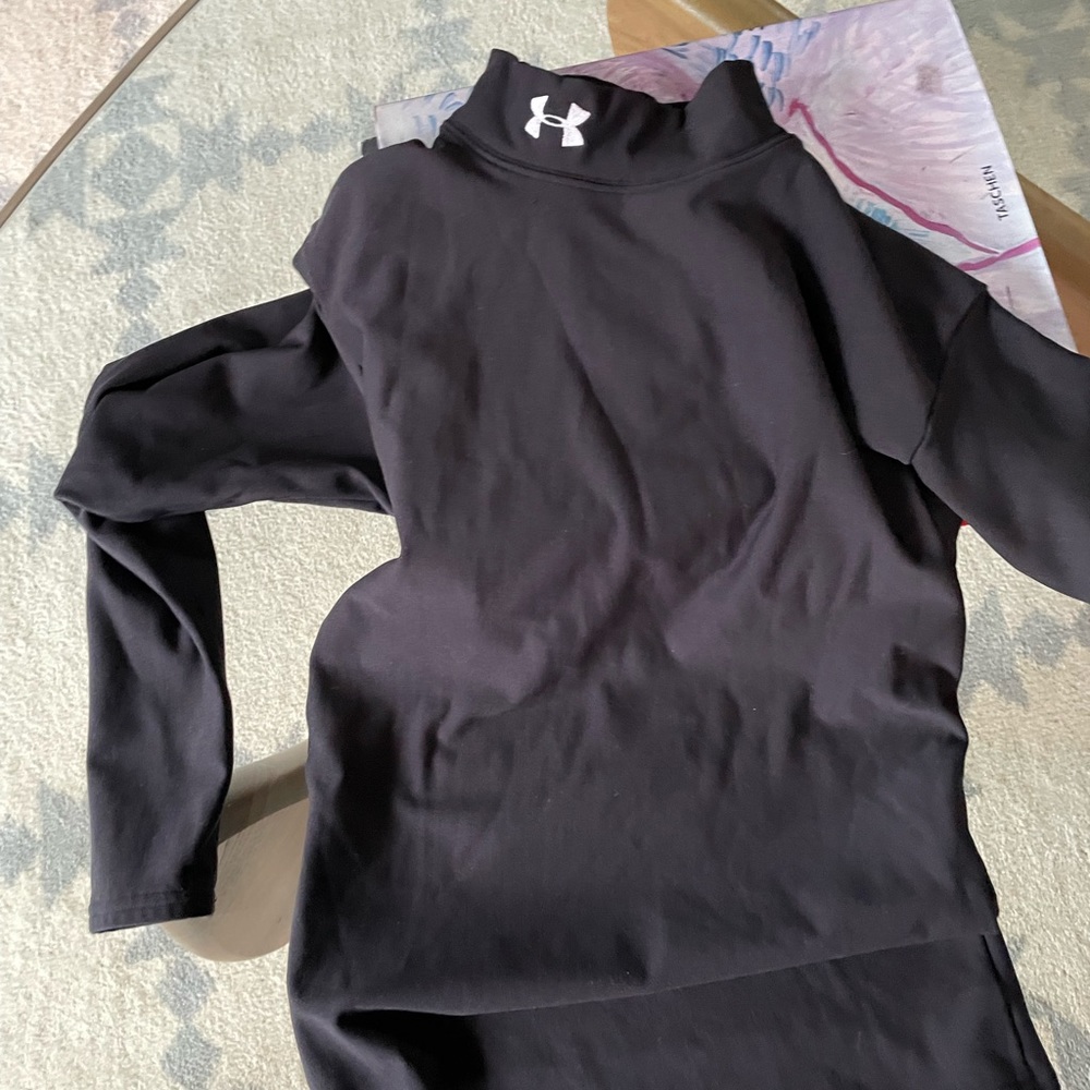 Under Armour Cold Gear Boys long sleep sz Med